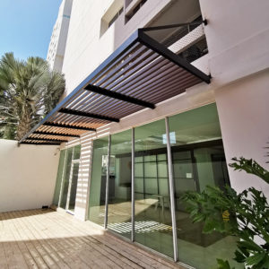 EDIFICIO-LALIQUE-BARRANQUILLA-PERGOLA-PVC-TEXTURA-MADERA-.jpg