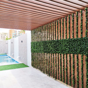 ENCHAPE-PARED-Y-PERGOLA-EN-PATIO-EXTERIOR-PVC-TEXTURA- MADERA-OUTDOOR-DESIGN-COLOMBIA