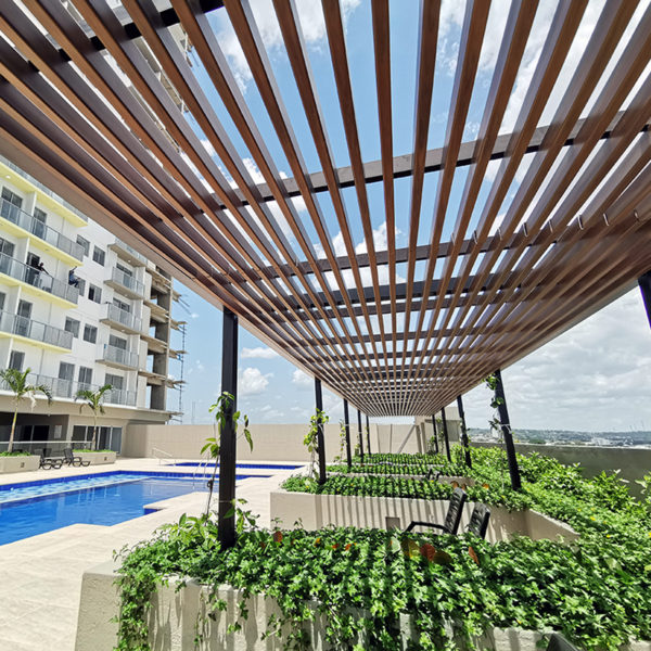 pergola-con-columnas-pvc-textura-madera-edificio-54-park-cartagena