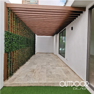 Pérgola en PVC entre muros textura madera