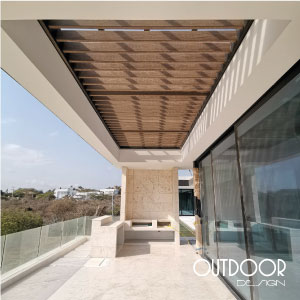 Pérgola en PVC entre muros textura madera