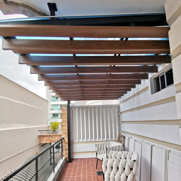 pergola-en-pvc-textura-madera-en-balcon-barranquilla-outdoor-design