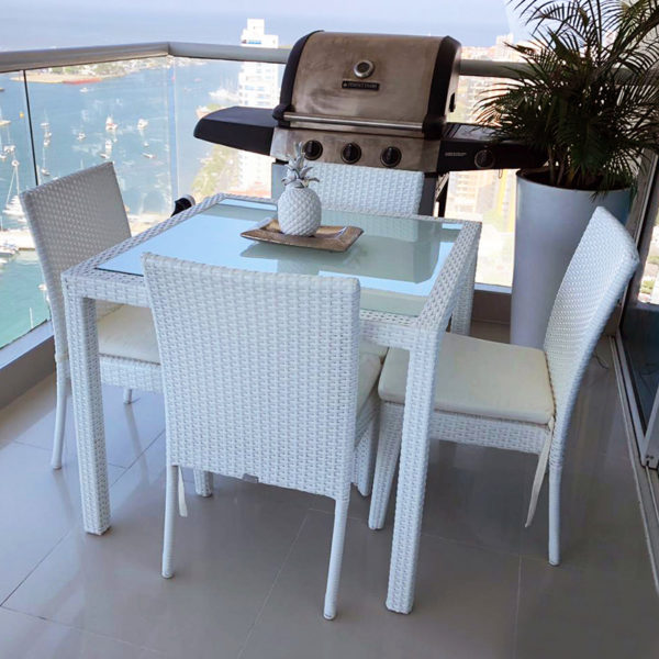 comedor-buffalo-en-rattan-sintetico-blanco-en-balcon-con-bbq-outdoor-design-santa marta