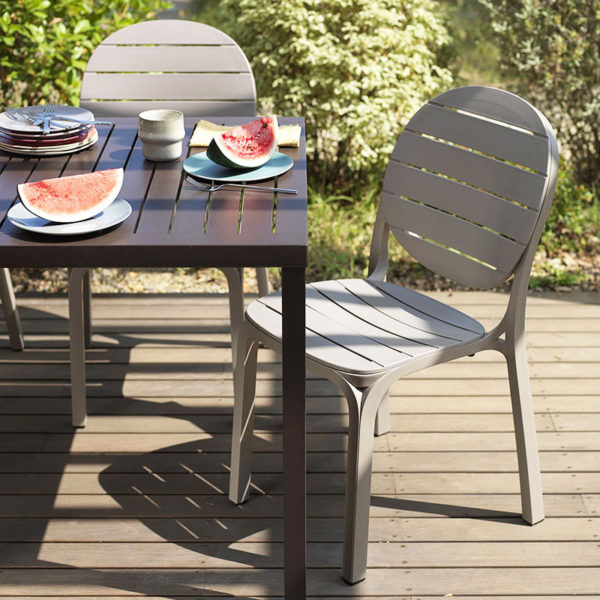 comedor-exterior-con-sillas-erica-de-nardi-outdoor-design-barranquilla