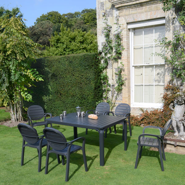 comedor-para-exterior-con-mesa-alloro-y-sillas-palma-negro-outdoor-design