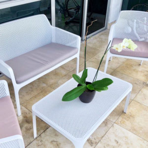 juego-de-sala-net-con-mesa-auxiliar-net-blanca-en-terraza-exterior-outdoor-design