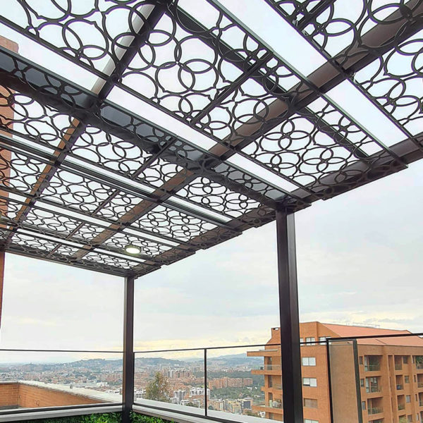 pergola-en-bogota-con-paneles-en-corte-laser-de-hierro