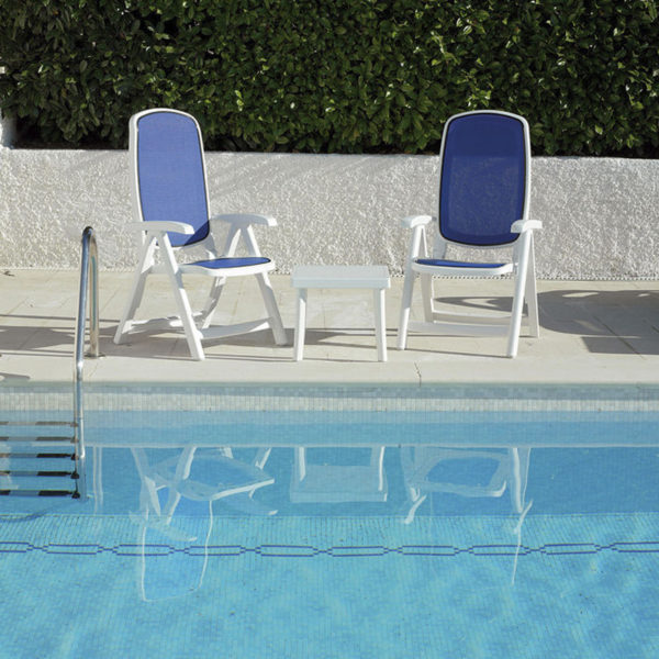 poltrona-delta-de-nardi-en-piscina-outdoor-design-cartagena