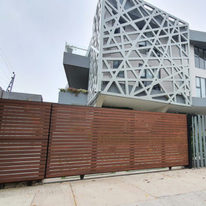 porton en pvc-con-motor-casa-barranquilla-outdoor-design