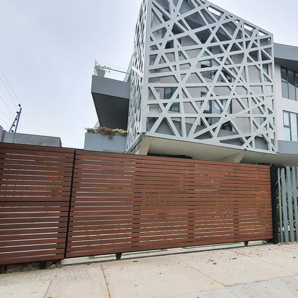 porton en pvc-con-motor-casa-barranquilla-outdoor-design