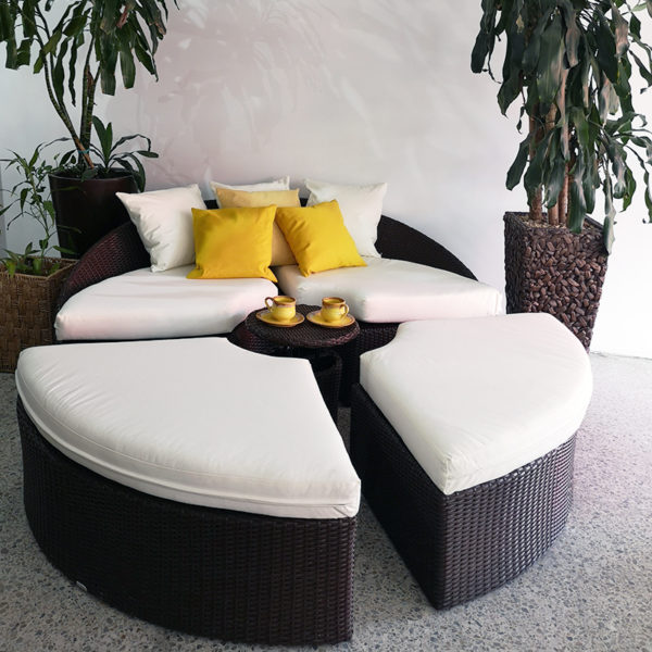 cama-de-sol-o-daybed-bahamas-en-rattan-sintetico-en-piscina-outdoor-design-cartagena