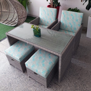 comedor-con-puff-y-poltronas-en-rattan-sintetico-para-exterior-outdoor-design