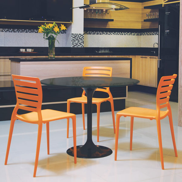 comedor-con-sillas-sofia-espaldar-calado-naranja-de-tramontina-outoor-design