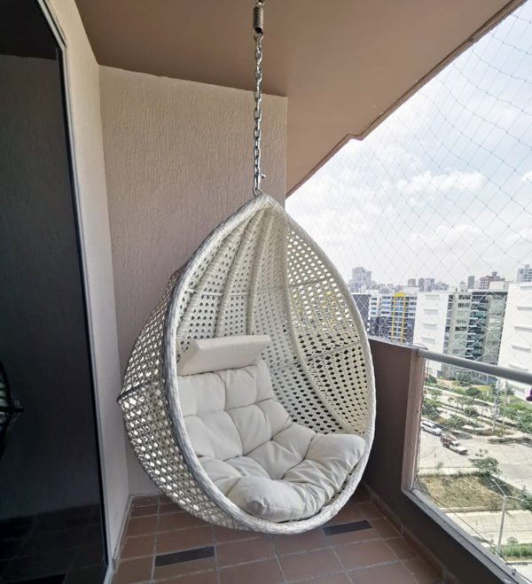 SILLA-COLGANTE-COLUMPIO-EN-RATTAN-SINTETICO-BLANCO-OUTDOOR-DESIGN-EN-BALCON