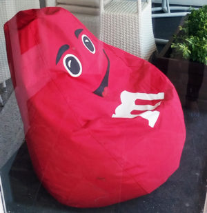 puff- M&M-pera-rojo-para-cuarto-de-juegos-outdoor-design-barranquilla