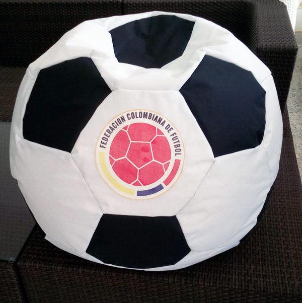 puff-balon-de-futbol-escudo-seleccion-colombia-en-tela-impermeable-outdoor-design-bogota