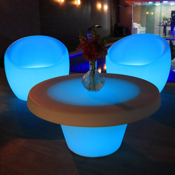 silla-oca-lumiere-con-mesa-cona-lumiere-en-terraza-de-tramontina-outdoor-design